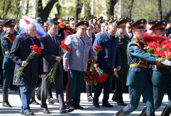 Евгений Куйвашев возложил цветы к памятнику Жукову - Фото 1