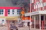 В Каменске-Уральском сильный пожар в строительном магазине «СОМ»