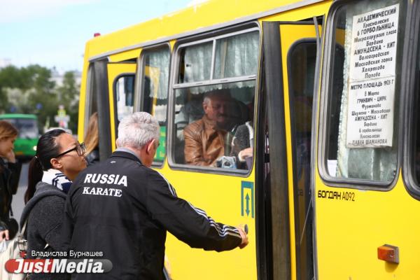 В Екатеринбурге запущены дополнительные автобусы на Радоницу - Фото 1