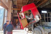 В Нижнем Тагиле в гаражном боксе под колесами тягача погиб мужчина 