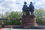 Предприниматели помыли памятник Татищеву и Де Геннину в центре Екатеринбурга