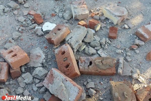 Упавший с крыши кирпич едва не убил москвичку с двухлетним ребенком - Фото 1