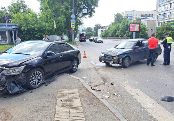 В центре Екатеринбурга ВАЗ спровоцировал ДТП, в котором пострадал пешеход - Фото 1
