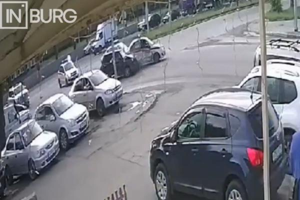 На Эльмаше образовалась пробка из-за ДТП с участием автомобиля Росгвардии - Фото 1