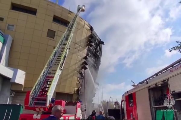 МЧС: «Пожар по фасаду ТЦ «Рио» локализован», авиацию привлекать не будут» - Фото 1