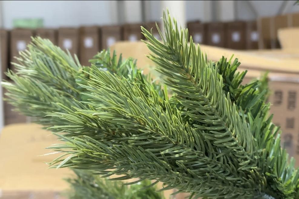 Уральские бизнесмены привезли более 180 тонн елок, игрушек и фейерверков - Фото 1