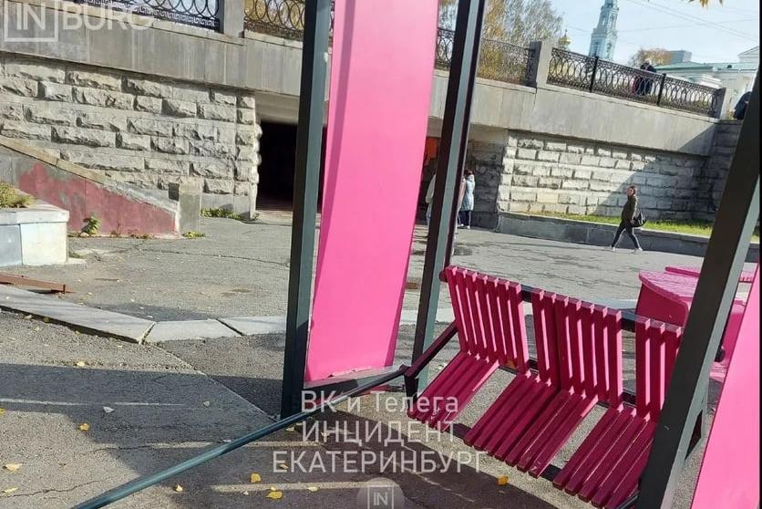 В сквере через дорогу от ТЮЗа качели упали на екатеринбурженку - Фото 1