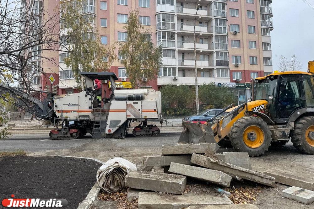 На Уралмаше с приходом снегопада дорожники начали укладывать асфальт - Фото 1