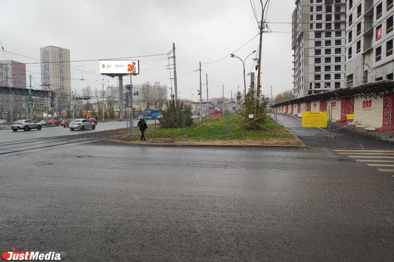 Екатеринбуржцы пожаловались, что из-за стройки они вынуждены ходить вдоль трамвайных путей - Фото 1