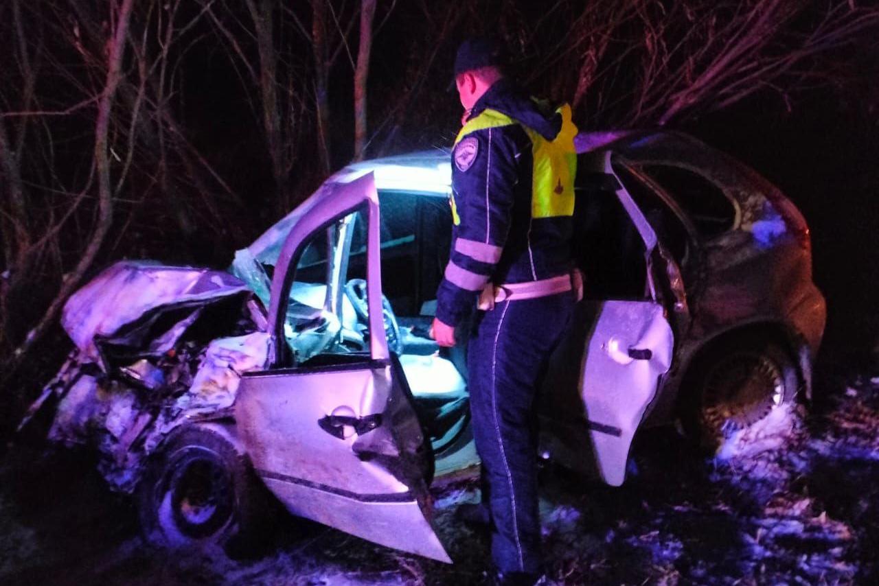В Свердловской области водитель «Лады» залетел под грузовик со стройматериалами - Фото 1