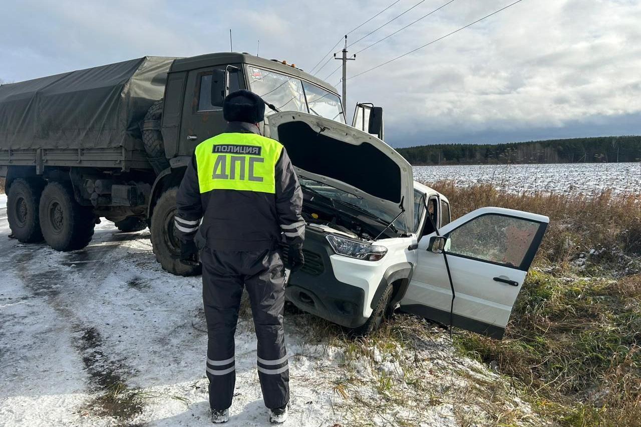 Водитель «Нивы» протаранил КамАЗ на заснеженной уральской трассе - Фото 1
