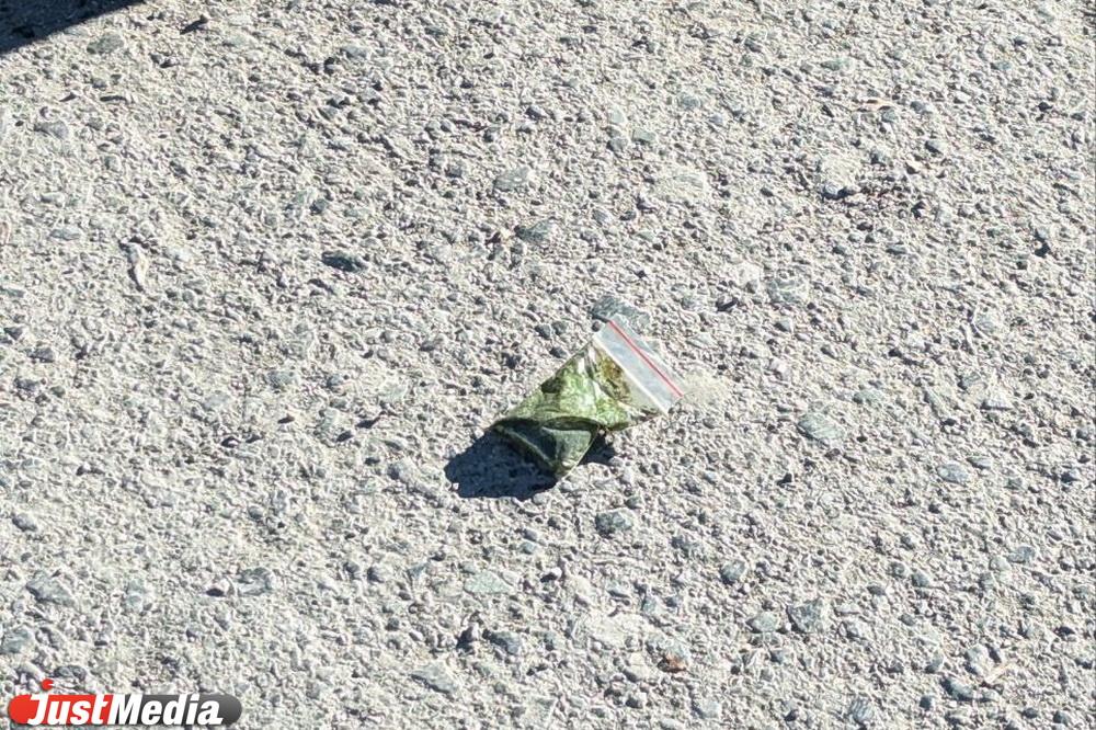 Екатеринбуржцы обнаружили пакет с наркотиками прямо на остановке - Фото 1