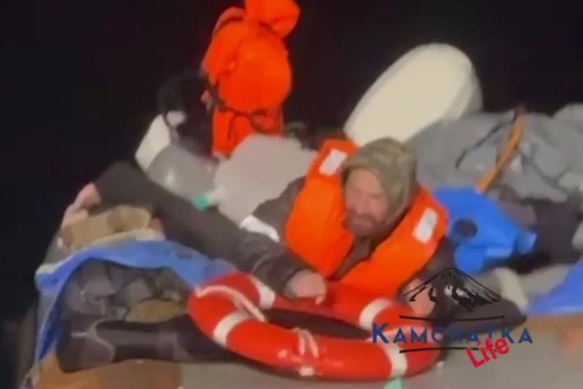 Жил в лодке 2 месяца: в Охотском море спасли одного из мужчин, пропавших в августе - Фото 1