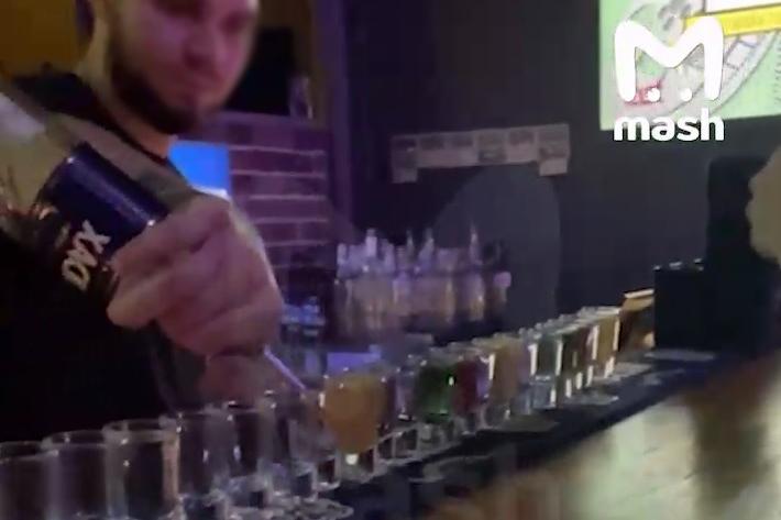 В Москве 24-летняя девушка выпила батарею шотов в баре и впала в кому - Фото 1