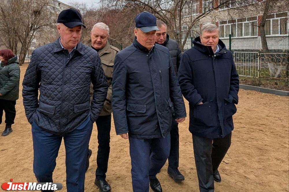 Алексей Орлов оценил благоустройство двора в Екатеринбурге, который был на контроле у президента - Фото 1