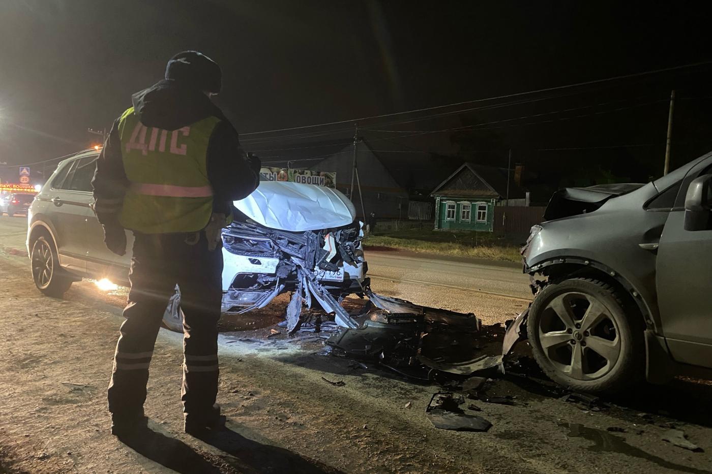 В Кашино водитель «Опеля», поправляя прическу, влетела во встречный «Фольксваген». Пострадали три человека - Фото 1