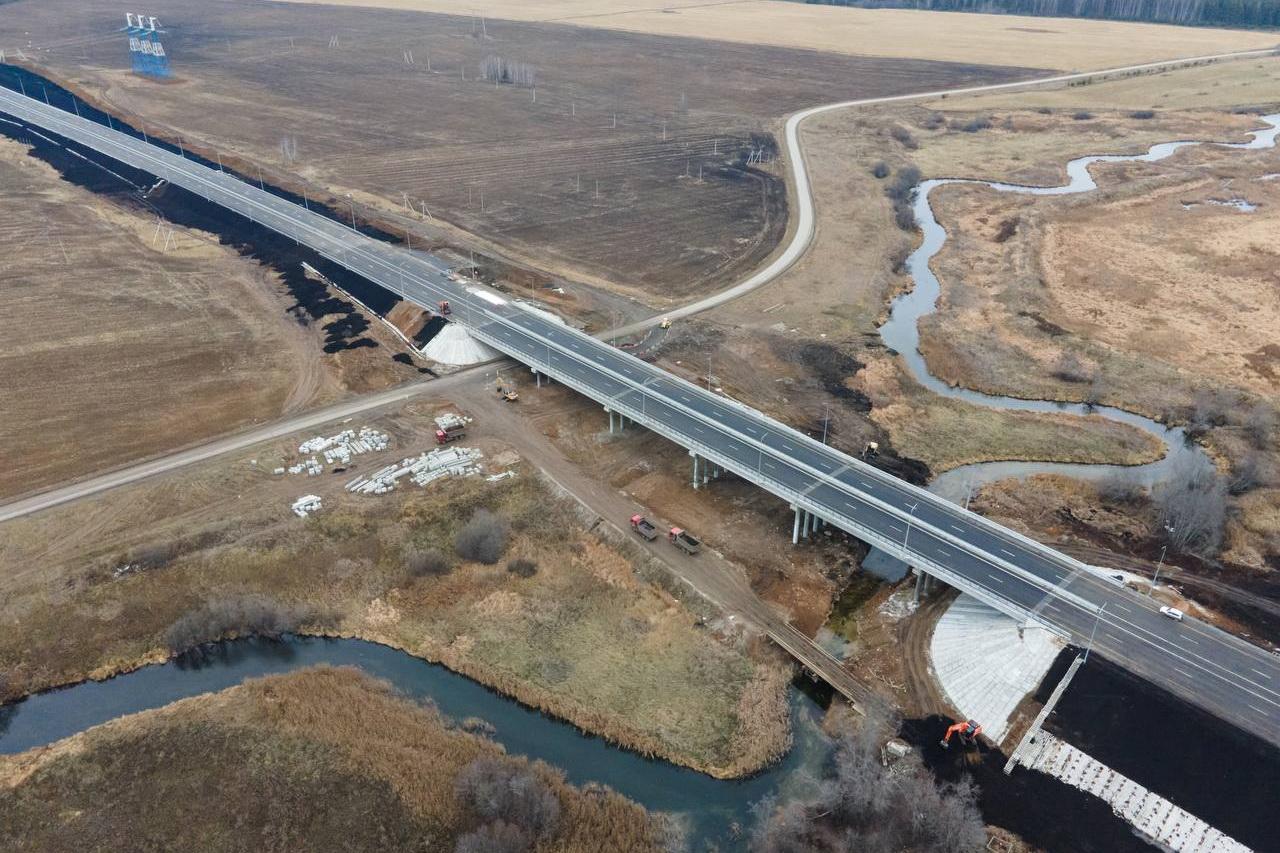 На новом участке трасс М-12 в Свердловской области уложили верхний слой асфальта - Фото 1