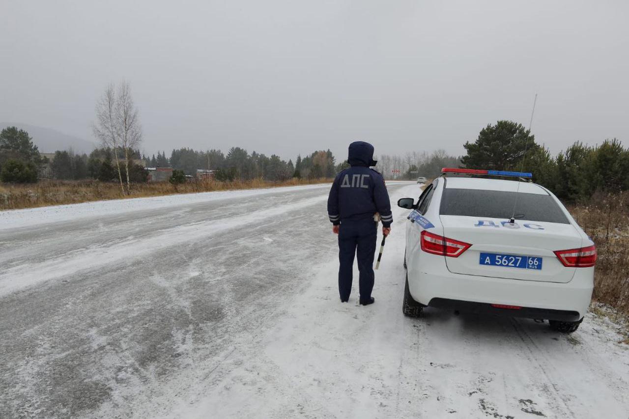 Свердловские трассы покрылись гололедом - Фото 1