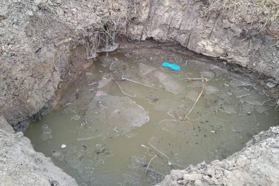  В Талице 9-летний мальчик по дороге в магазин упал в яму с водой и погиб - Фото 1