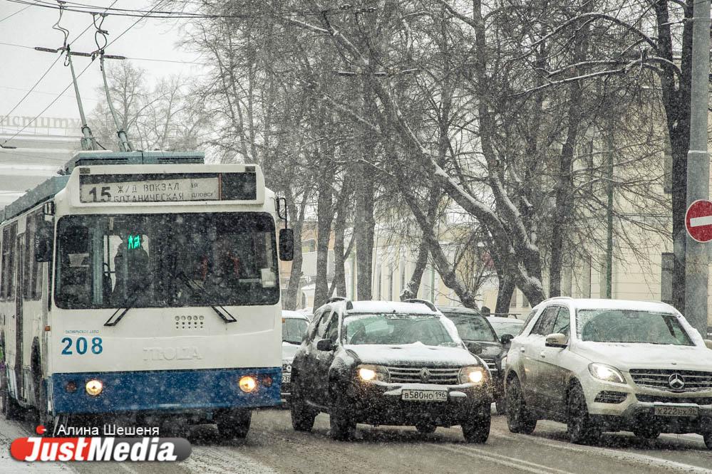 В Екатеринбурге до понедельника закроют движение троллейбусов на перекрестке 40-летия Октября и Восстания - Фото 1