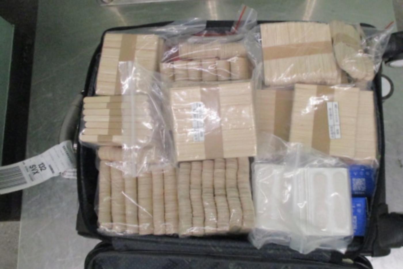 В Кольцово гражданин КНР перевозил в багаже палочки для мороженого весом 12 кг - Фото 1