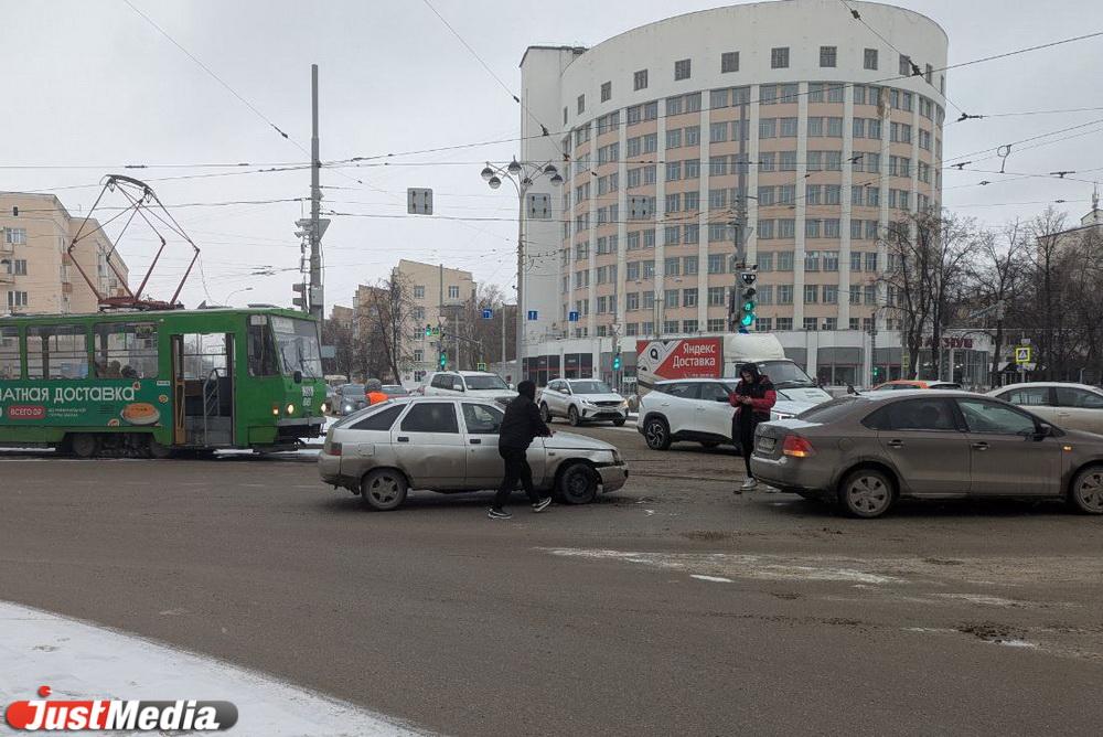 В Екатеринбурге по Ленина и Луначарского из-за ДТП встали трамваи - Фото 1