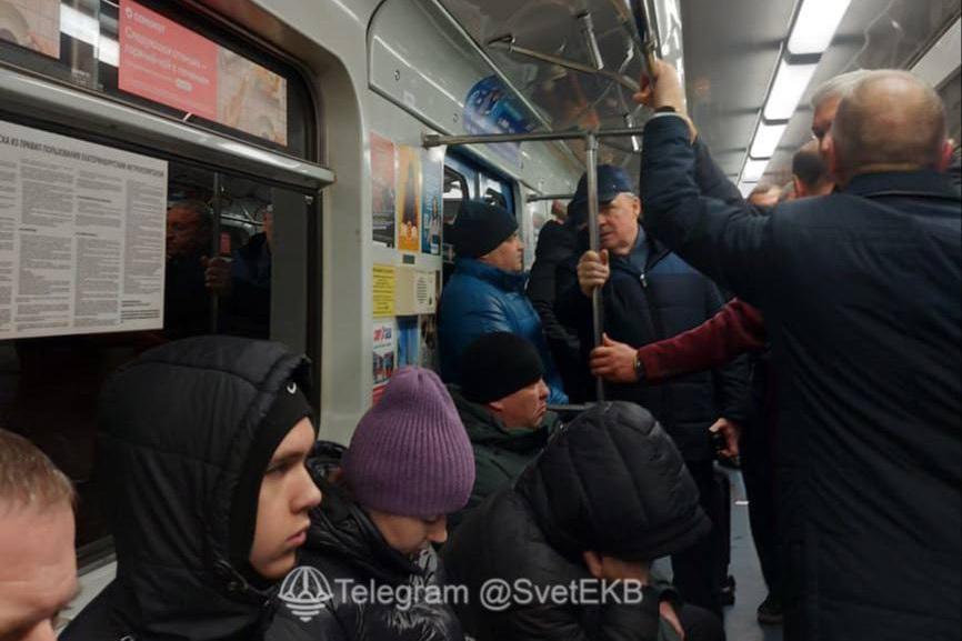 Пассажиры екатеринбургского метро заметили в подземке мэра Алексея Орлова - Фото 1