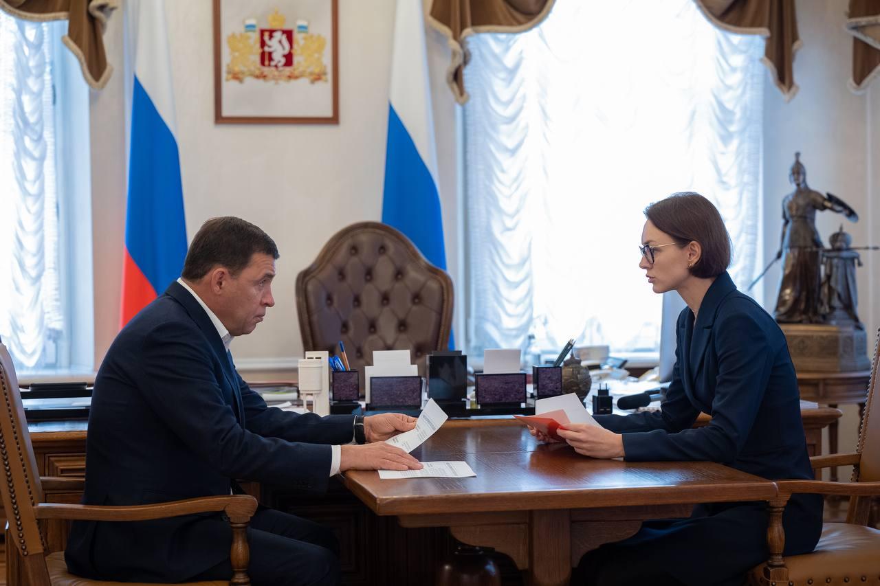 Анна Гурарий рассказала Евгению Куйвашеву об итогах работы думы за год - Фото 1