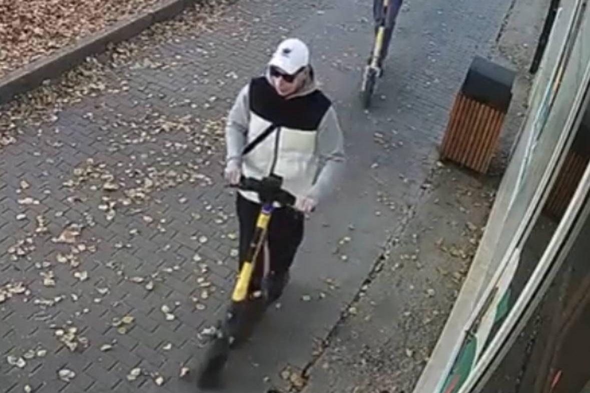 ГИБДД Екатеринбурга ищет свидетелей ДТП с участием электросамоката - Фото 1