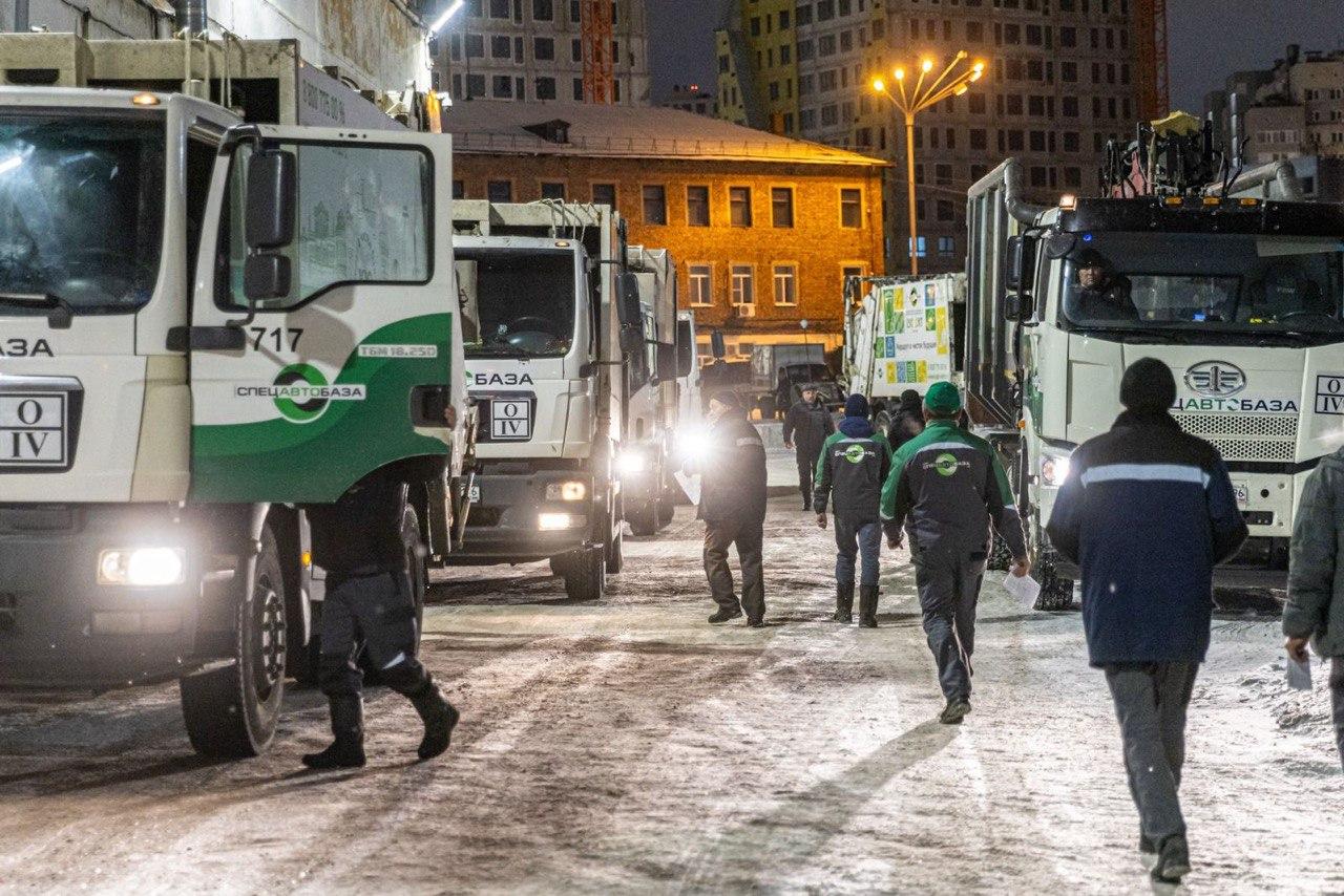 Мусоровозы «Спецавтобазы» перешли на зимний режим работы - Фото 1