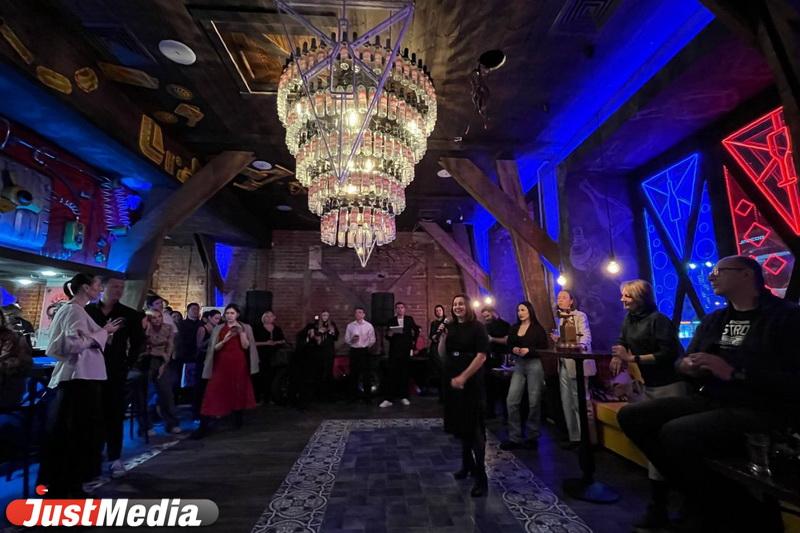 В центре Екатеринбурга открылся бар «Чердак» в ретро-стиле с люстрой из бутылок и батискафом - Фото 1