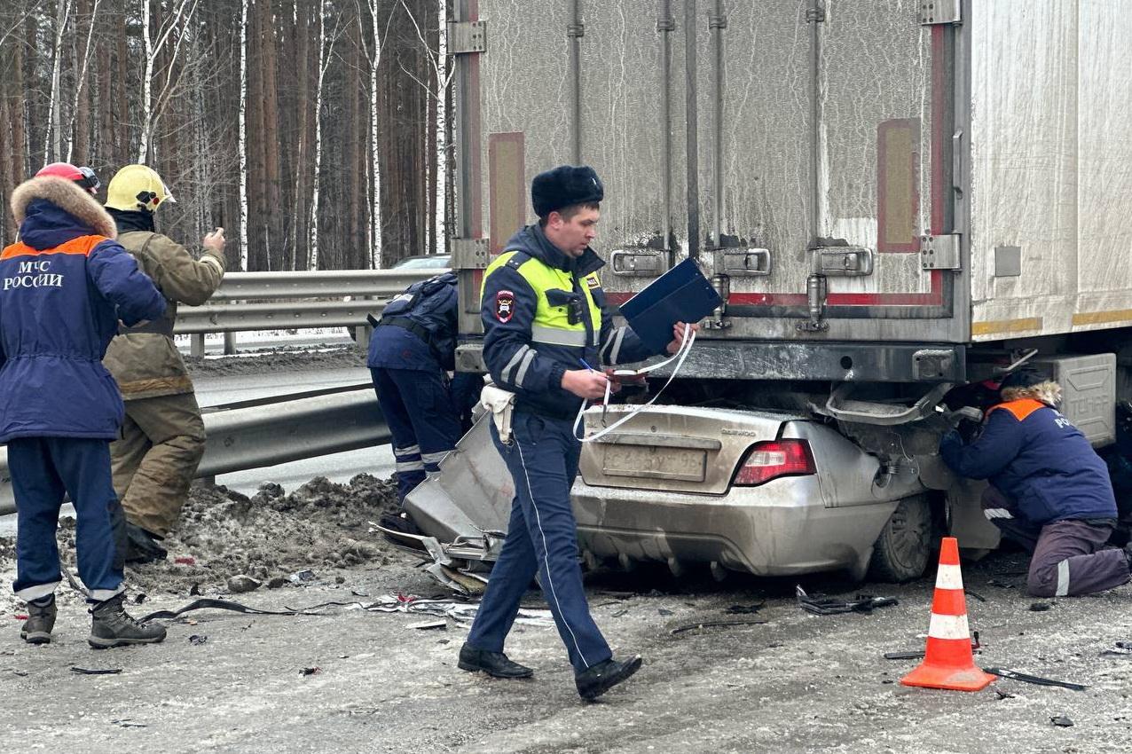 На Пермском тракте водитель легковушки погиб, влетев под фуру - Фото 1