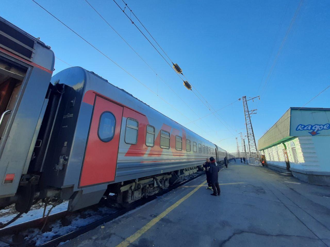 Дополнительные поезда из Екатеринбурга, Тюмени и Перми назначены на новогодние праздники на СвЖД  - Фото 1