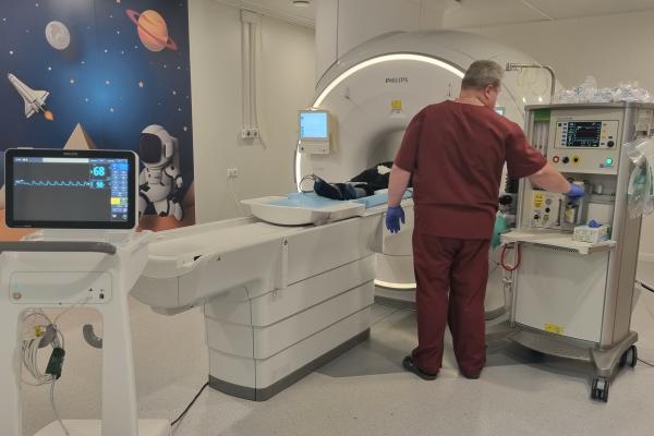 В ОДКБ появился монитор, отслеживающий состояние пациента под наркозом во время МРТ - Фото 1