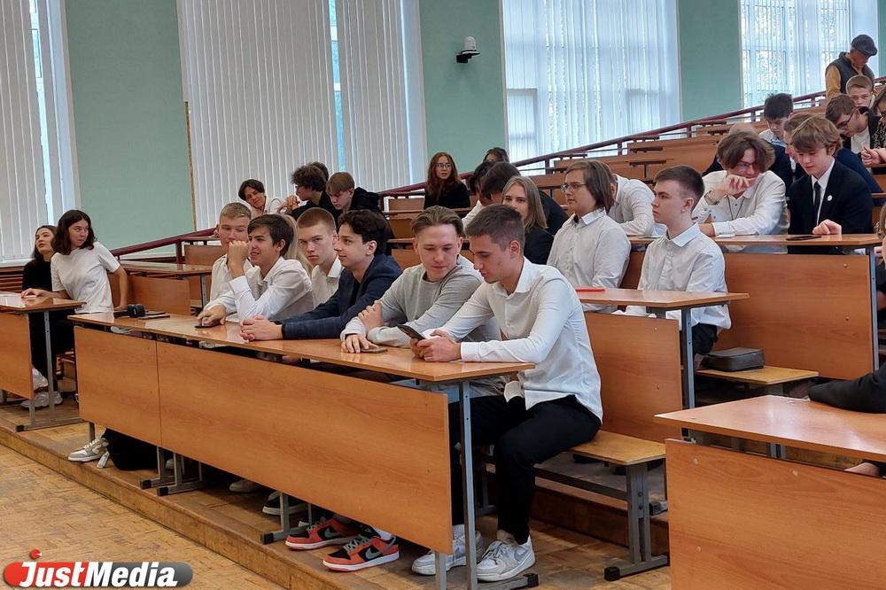 Более 220 свердловских студентов получили губернаторские премии - Фото 1