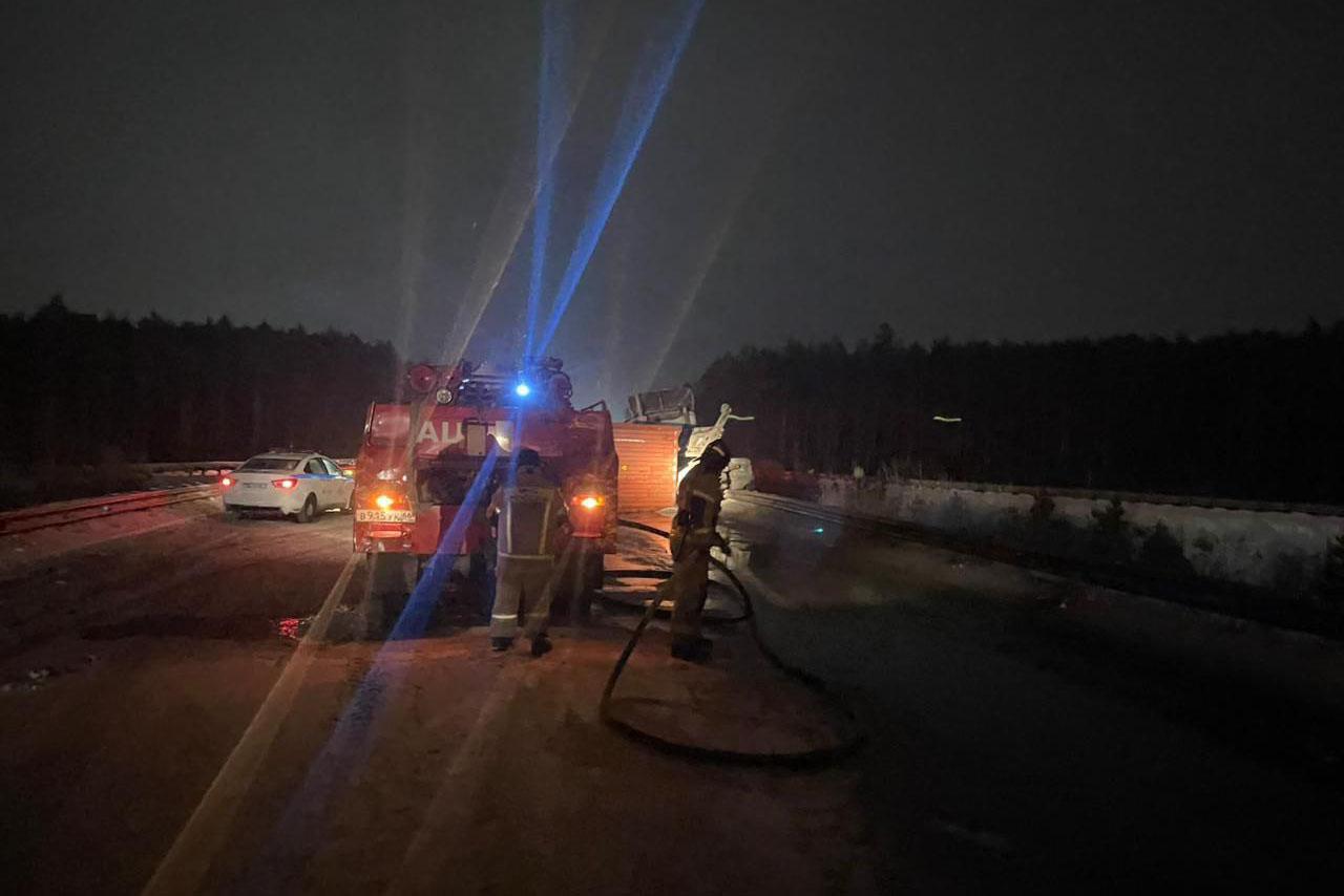 На ЕКАДе из перевернувшегося грузовика ограничили движение транспорта - Фото 1