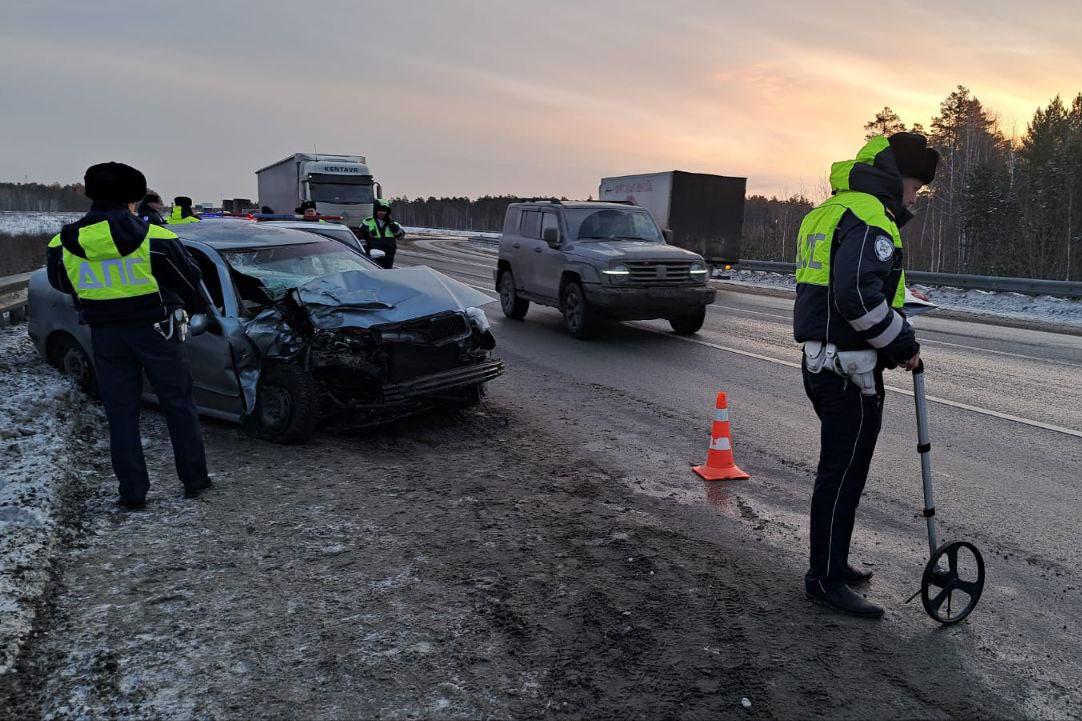 На ЕКАДе мужчина умер за рулем легковушки, и та залетела под фуру - Фото 1