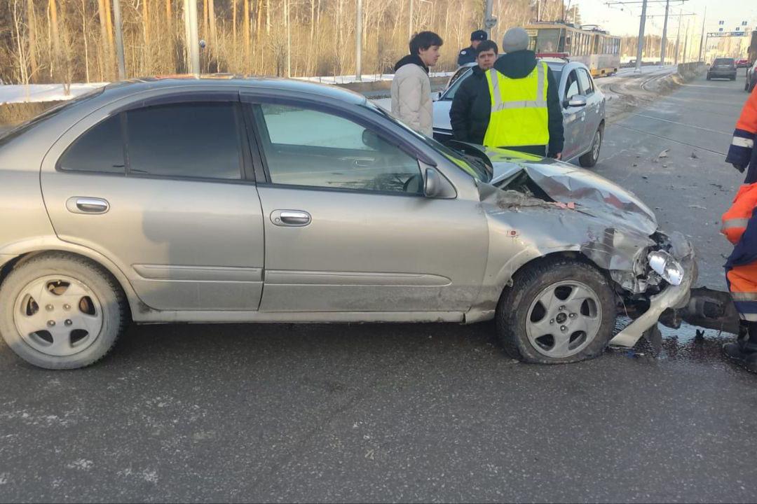 В Академическом водитель «Ниссана» столкнулся с трамваем №1 - Фото 1