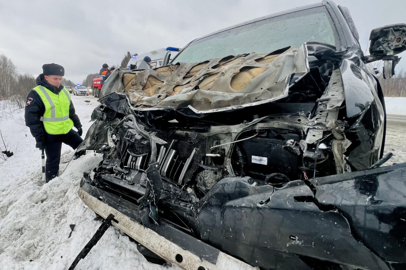 На Серовском тракте, влетев в «Тойота Ленд Крузер», погибла водитель «Рено» и ее мать - Фото 1