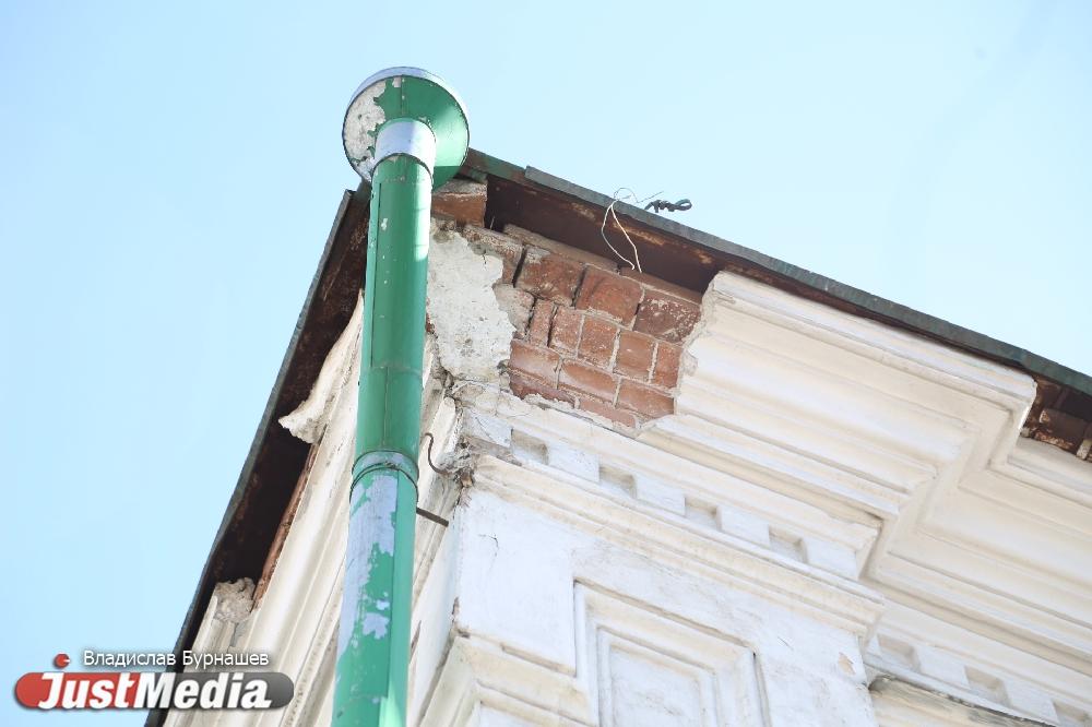 Глава СКР поручил возбудить уголовное дело по факту проживания людей в аварийном доме в Серове - Фото 1