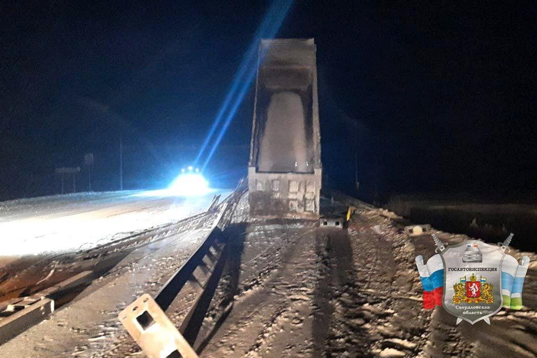 Водитель грузовика с поднятым кузовом парализовал движение на Тюменском тракте - Фото 1