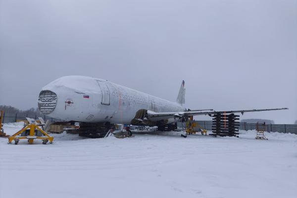 Аварийная посадка самолета «Уральских авиалиний» в поле
