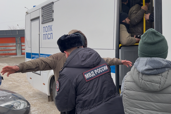 Полицейские устроили облаву на мигрантов на рынке возле «Дирижабля» - Фото 1