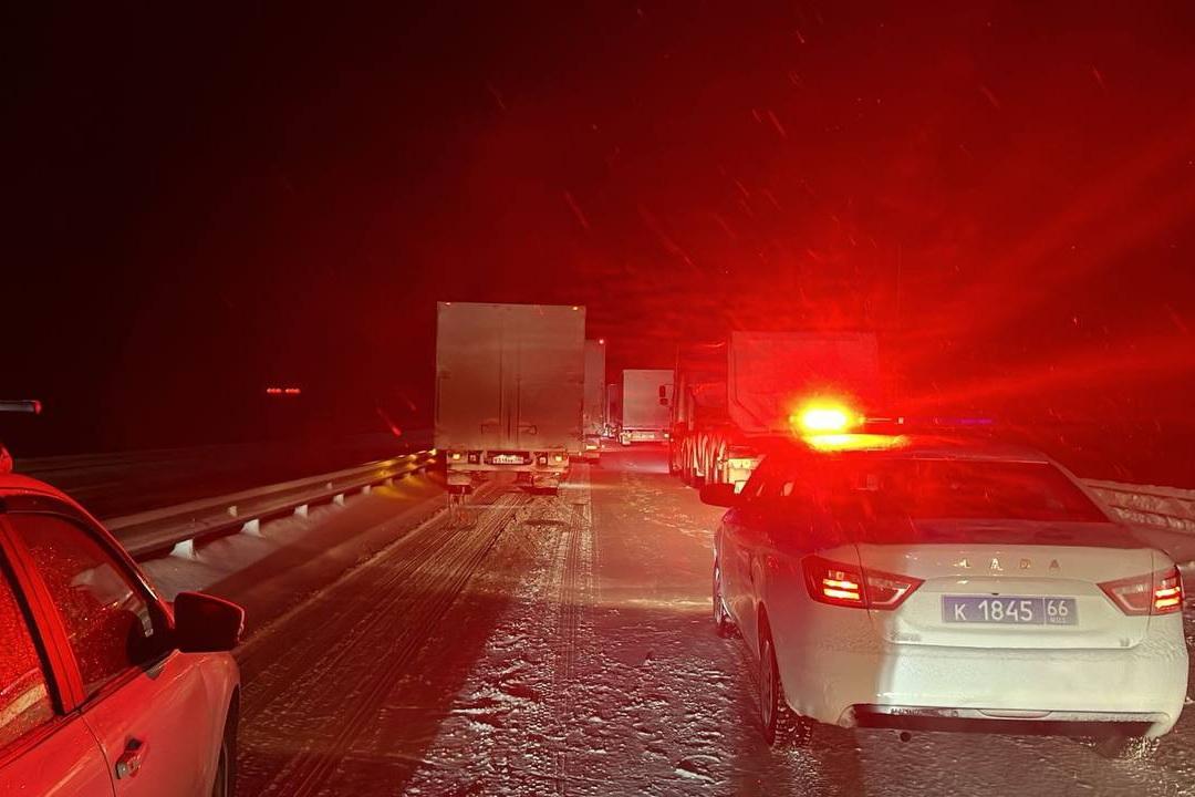 ГИБДД трижды ограничивала движение на свердловских трассах из-за аварий - Фото 1