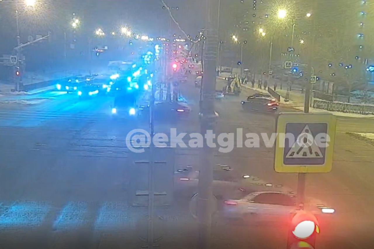 На ВИЗе легковушка протаранила «скорую» с мигалками - Фото 1