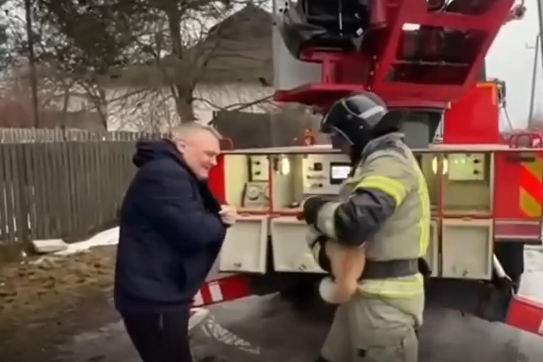 В Ярославской области сотрудники МЧС спасли кота Персика - Фото 1