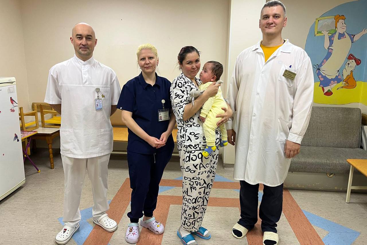 В Югре врачи спасли 9-месячного малыша, опрокинувшего на себя чайник с кипятком - Фото 1