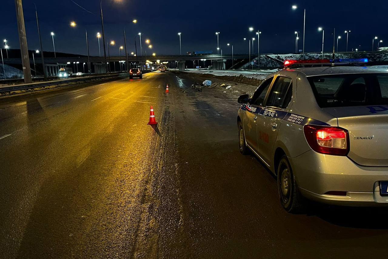 В Екатеринбурге водитель машины насмерть сбил велосипедиста и скрылся с места ДТП - Фото 1