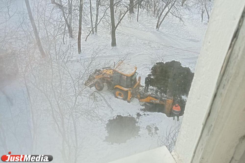 В Екатеринбурге жители четырех домов на Ленина из-за аварии остались без холодной и горячей воды - Фото 1