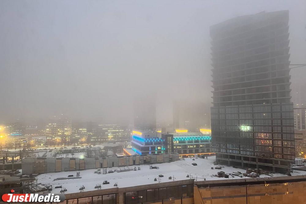 Из-за смога в Екатеринбурге ухудшилась видимость на дорогах - Фото 1